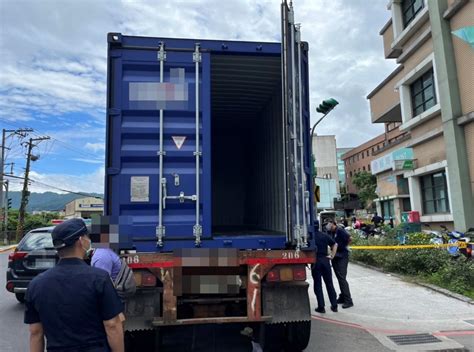 汐止死亡車禍！女騎士擦撞大貨車 捲入車底當場慘死｜東森新聞：新聞在哪 東森就在哪裡