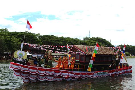 Foto Parade Perahu Hias Di Krueng Aceh