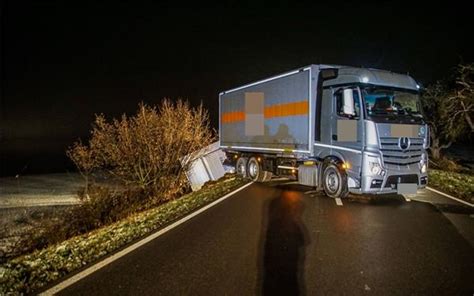 Lkw Anh Nger Kippt Um Bei Deckenpfronn