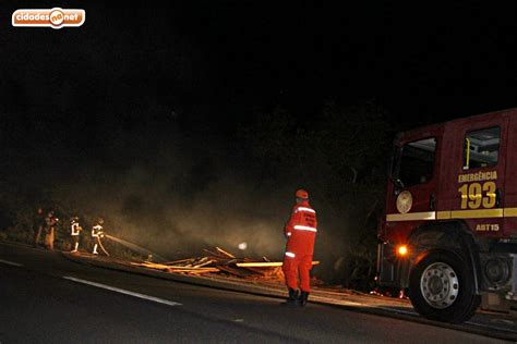 Caminh O Carregado De Madeira Tomba E Pega Fogo Na Br Em Jaic S