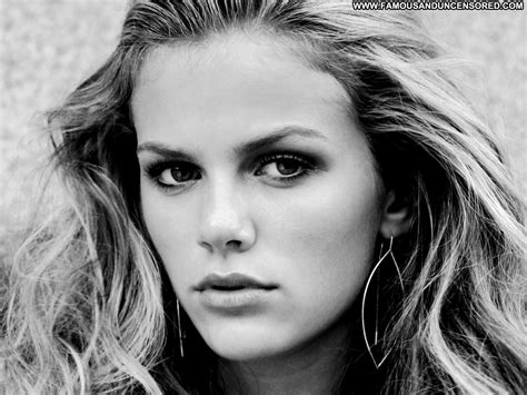 Brooklyn Decker Celebrity Usa Posing Hot Beautiful Babe