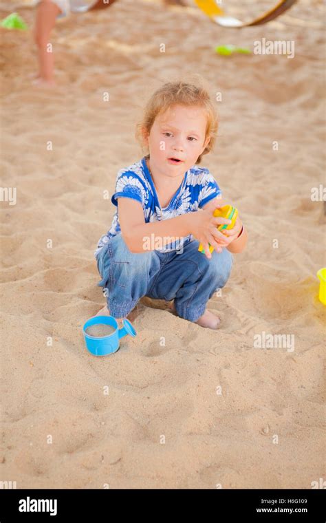 Petite Fille Jouant Avec Du Sable Banque De Photographies Et Dimages