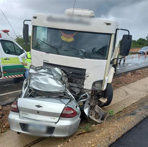 Acidente entre caminhão e carro mata 4 pessoas na BR 135 em Minas