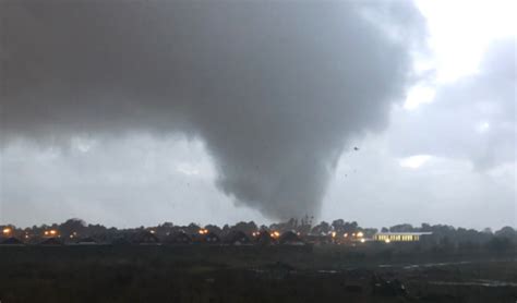 Tornado en Los Ángeles 16 personas quedan lesionadas 22 casas