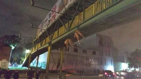 Hallan los cadáveres de dos hombres desnudos colgados de un puente en