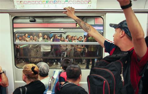 Fuera Hombres De Vagones Exclusivos Para Mujeres En El Metro Diario