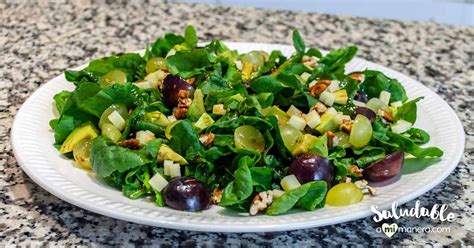 Ensalada de arúgula con uvas y aguacate saludableamimanera