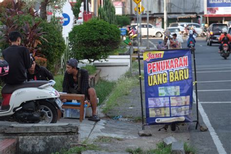 Jasa Penukaran Uang Baru Mulai Marak Di Kota Serang