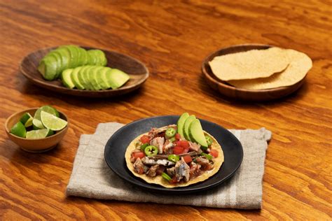 Tostadas de sardinas con aguacate y chiles Recetas Nestlé