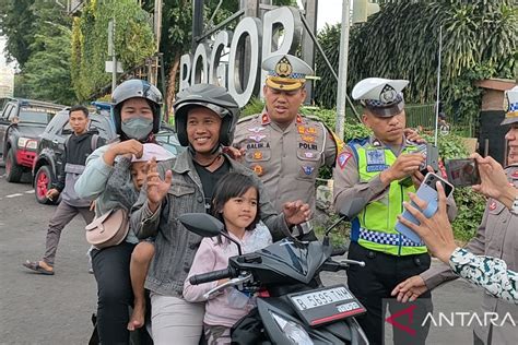 Satlantas Polresta Bogor Hibur Pemudik Dan Bagikan Kue Lebaran ANTARA