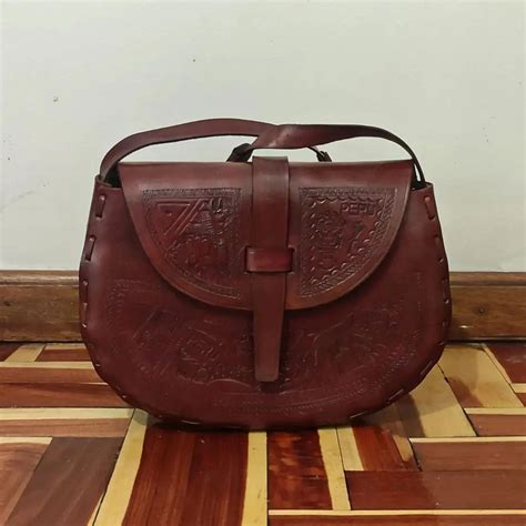 Cartera De Cuero Repujado Madera Negro Esto Quiero