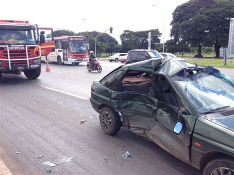 G1 Batida Seguida De Capotagem Deixa Um Ferido No Eixo Monumental No