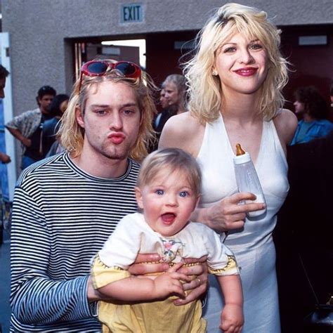 20 Rare and Candid Photographs of Kurt Cobain With His Baby Daughter ...