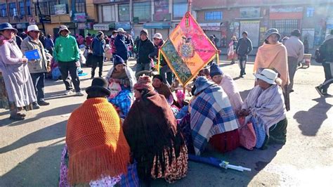 Vecinos Bloquean En El Alto Y Se Suspenden Salidas De La Terminal De