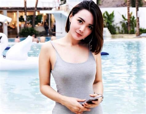 Wika Salim Pose Seksi Di Pinggir Pantai Jenita Janet Gede Yaahh Fajar