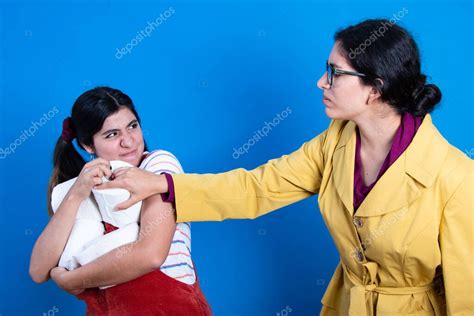 Mujeres luchando por TP papel higiénico en medio de la pandemia del