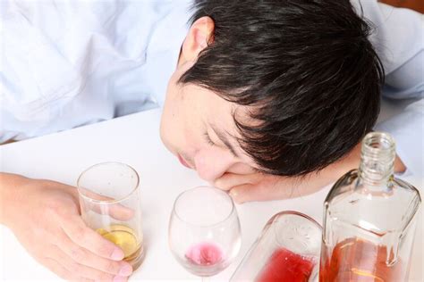 头孢配酒，说走就走？除了头孢，这5种药也别碰酒，你在吃吗？