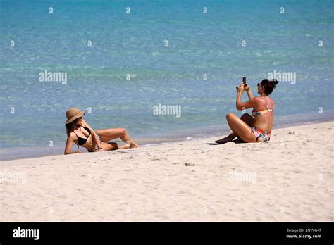 Zwei mädchen posiert am strand bikini Fotos und Bildmaterial in hoher Auflösung Alamy