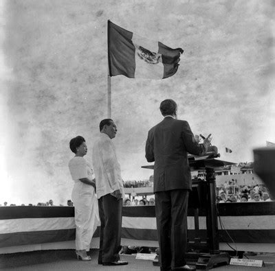 Adolfo L Pez Mateos Agradeciendo El Discurso De Bienvenida A Diosdado