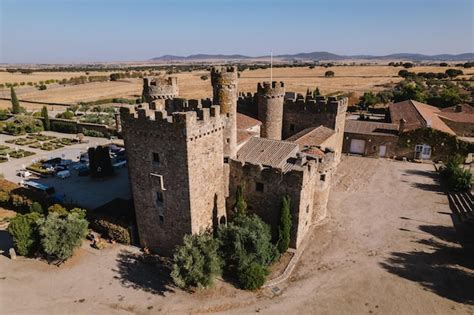 Vue Aérienne D un Château Médiéval Avec Remparts Et Voûtes Photo Premium