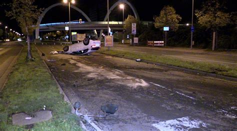 Schwerer Unfall in Düsseldorf Auto überschlägt sich