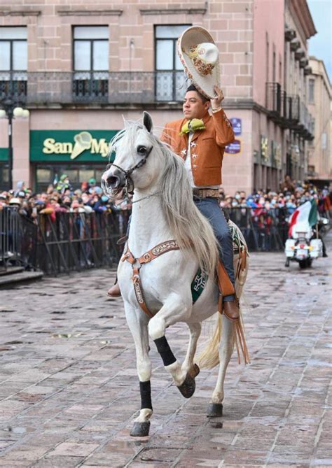 ENCABEZA RICARDO GALLARDO DESFILE CÍVICO MILITAR DEL 16 DE SEPTIEMBRE