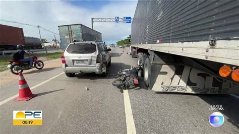 V Deo Motociclista Morre Atropelado Por Caminh O Na Br