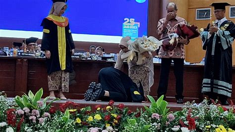 Rey Mbayang Resmi Sandang Gelar Sarjana Rektor UT Menjadi Inspirasi