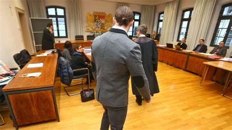 Prozess Um Mordversuch Bei Einbruch Angeklagter In Haft Gewaltt Tig