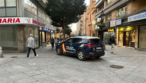 Una Dependienta Reduce A Un Ladrón Ayudada Por Dos Viandantes En La Calle Zamora