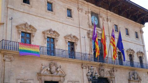 Fiesta del Orgullo en Mallorca La bandera LGTBI ya luce en el balcón