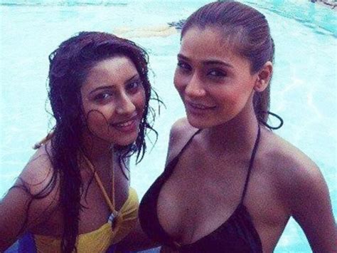 7 Hot Sexy Sara Khan Bikini Pics