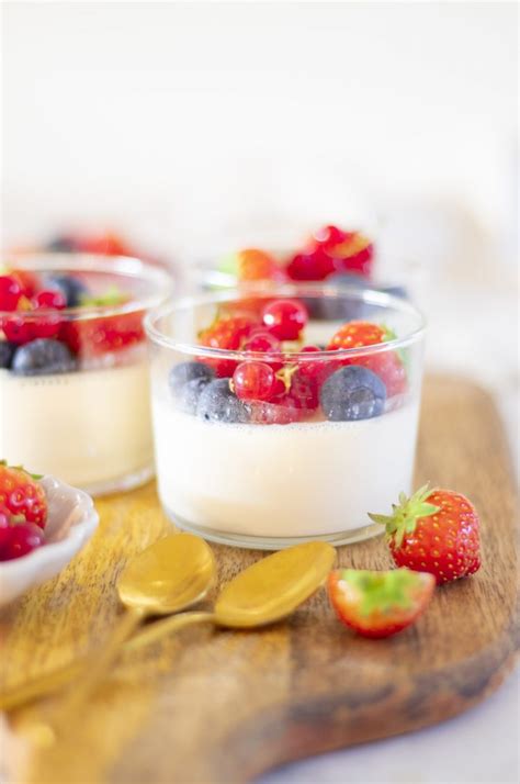 Vanille Panna Cotta Met Rood Fruit Recept De Kokende Zussen