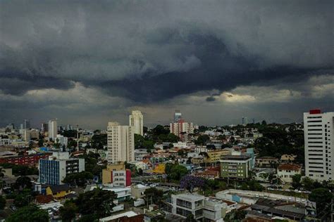 Nova frente fria avança e derruba temperatura em Curitiba