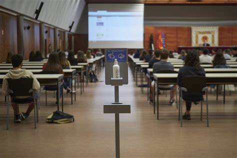 Cantabria Cierra Dos Nuevas Aulas Y Tiene En Cuarentena A Un Total De