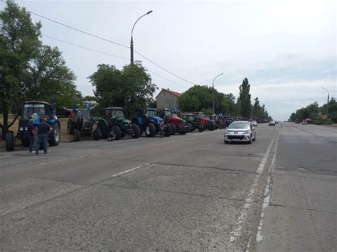 VIDEO Fermierii Au Reluat Protestele Zeci De Tractoare Parcate La