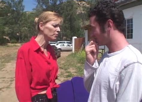 Milf se folla a un joven mecánico en un sofá cireman xHamster