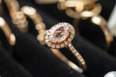 Anéis de diamante de joias de ouro são exibidos em vitrine de loja de