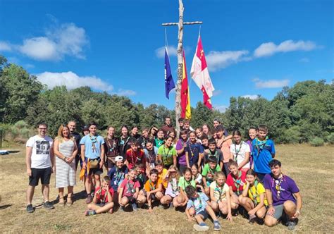 El Campamento Del Grupo Scout Recibe La Visita De Miembros Del Equipo