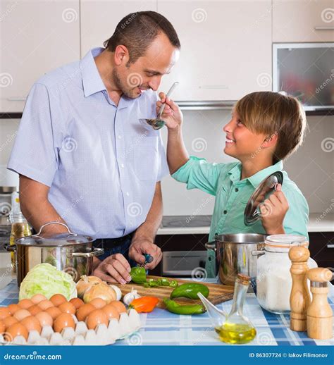 Padre E Hijo Adolescente Que Cocinan Junto Foto De Archivo Imagen De