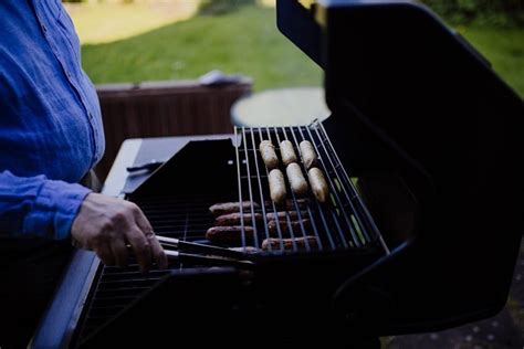 How to Clean a Gas Grill - Divine Grill