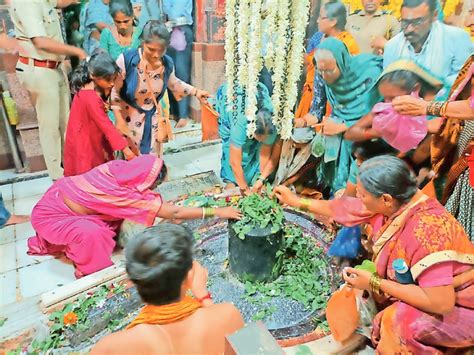 दीड लाख भक्तांनी घेतले प्रभू वैद्यनाथाचे दर्शन भाविकांची मोठी गर्दी