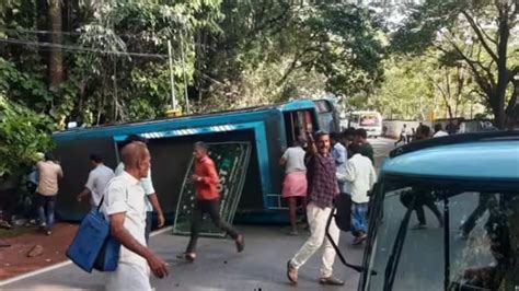 കോഴിക്കോട് സ്വകാര്യ ബസ് മറിഞ്ഞ് നിരവധി പേർക്ക് പരിക്ക്