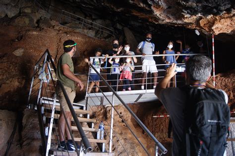 Yacimientos Arqueológicos de la Araña VISITA A LAS CUEVAS DE LA ARAÑA