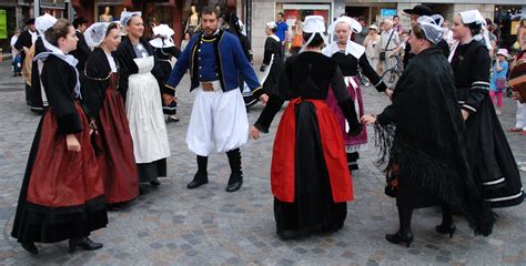 Le Fest Noz Rassemblement Festif Base De Danses Traditionnelles