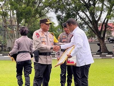 Kapolda Gorontalo Beri Penghargaan Kepada Ketua Dewan Pembin