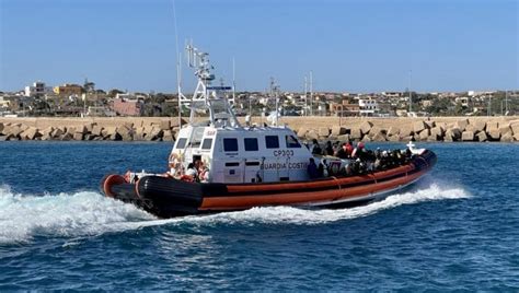 Migranti Nel Mediterraneo La Guardia Costiera Schiera Tutte Le Navi