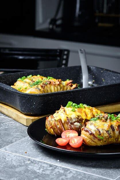 Patatas Hasselback Con Carne Y Hierbas Foto Premium