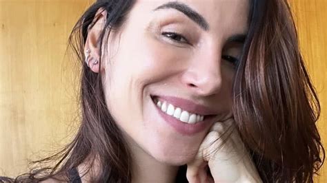 Grávida Mel Fronckowiak exibe a barriga discreta na academia