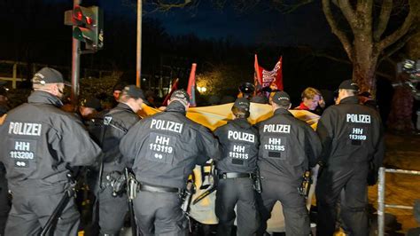 Protest Gegen Afd Polizei Dr Ngt Demonstranten Zur Ck